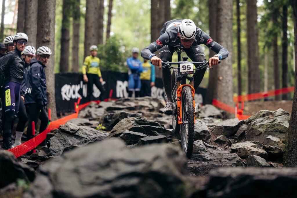 Mathieu van der Poel chute et abandonne pour son retour &agrave; la comp&eacute;tition en VTT &agrave; Nov&eacute; Město (Vid&eacute;o)