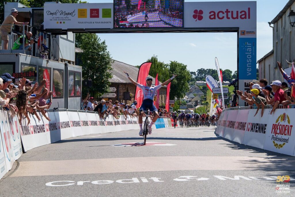 Pierre Latour fait le coup du kilom&egrave;tre et remporte la 1&egrave;re &eacute;tape des Boucles de la Mayenne 2025