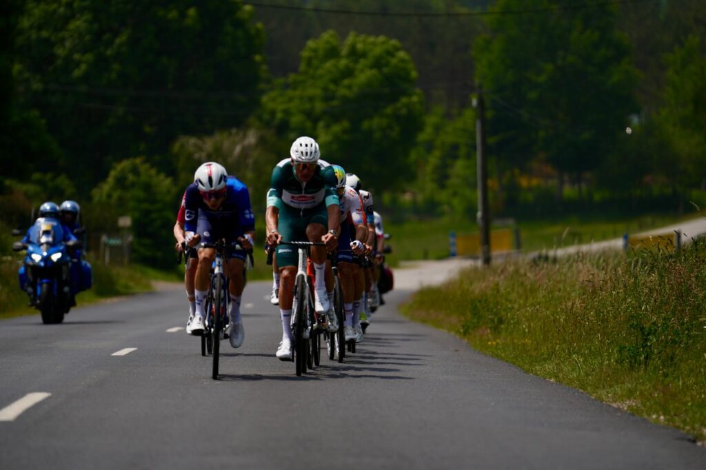 DIRECT : 13 coureurs &eacute;chapp&eacute;s sur la 3e &eacute;tape du Crit&eacute;rium du Dauphin&eacute; 2025 dont Mathieu van der Poel