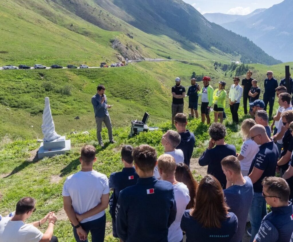 Le peloton du Tour de Suisse 2025 a rendu hommage &agrave; Gino M&auml;der