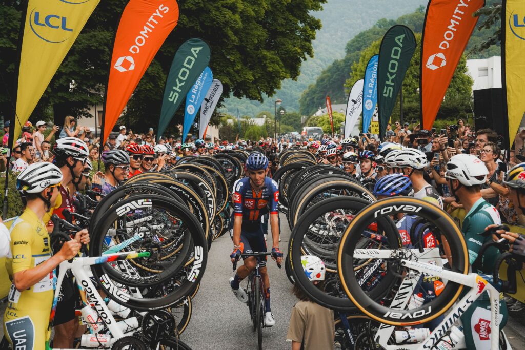 Le peloton rend hommage &agrave; Romain Bardet sur le Crit&eacute;rium du Dauphin&eacute; 2025