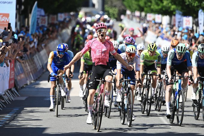 Marijn van den Berg l&egrave;ve les bras sur la 2e &eacute;tape de la Route d&rsquo;Occitanie 2025