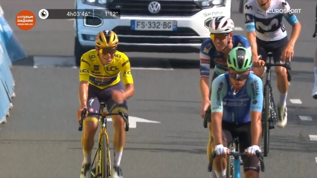 Remco Evenepoel chute sans gravit&eacute; dans le final de la 5e &eacute;tape du Crit&eacute;rium du Dauphin&eacute; 2025