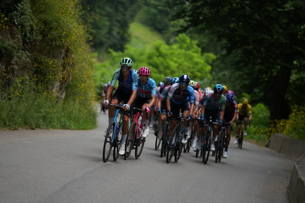 DIRECT : 15 coureurs devant avec Bardet, Kuss&hellip; sur la 7e &eacute;tape du Crit&eacute;rium du Dauphin&eacute; 2025