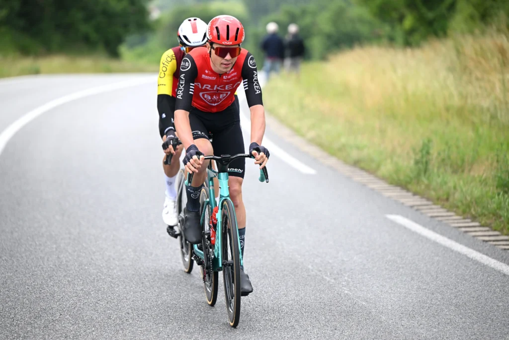 DIRECT : 3 coureurs &eacute;chapp&eacute;s sur la 5e &eacute;tape du Crit&eacute;rium du Dauphin&eacute; 2025