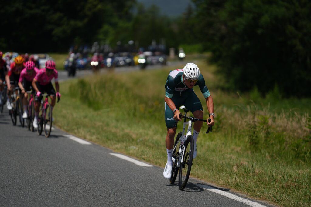 DIRECT : 8 &eacute;chapp&eacute;s dont van der Poel, Bardet sur la 6e &eacute;tape du Crit&eacute;rium du Dauphin&eacute; 2025