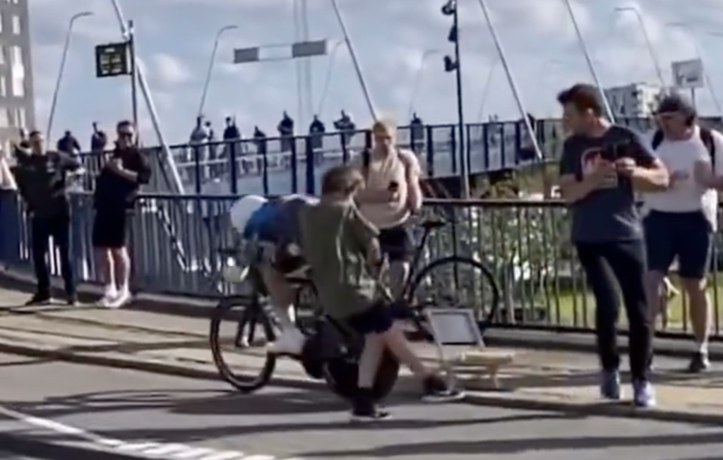 La grosse frayeur de Mads Pedersen : il percute un spectateur en contre-la-montre
