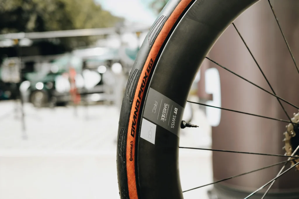 Les 7 meilleurs pneus tubeless pour v&eacute;lo de route en 2025 : performance, rendement et s&eacute;curit&eacute;