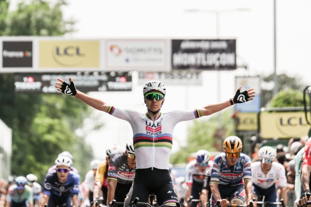 Tadej Pogacar d&rsquo;entr&eacute;e de jeu sur la 1e &eacute;tape du Crit&eacute;rium du Dauphin&eacute; 2025