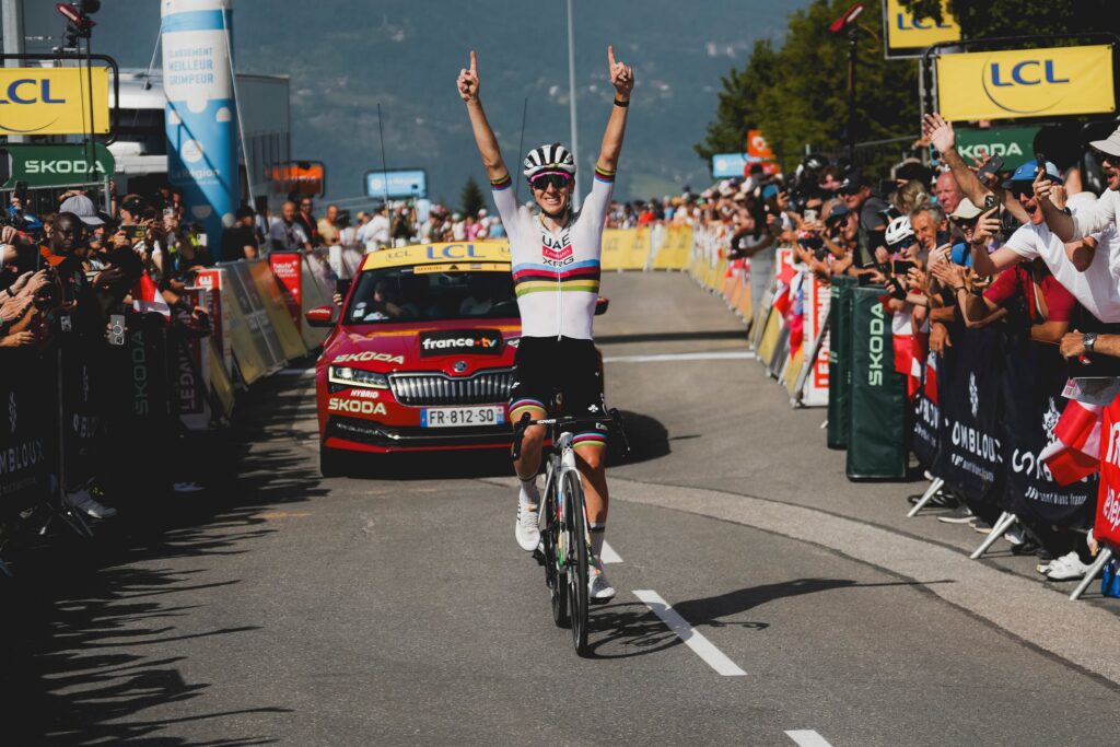 Tadej Pogacar tape sur la concurrence sur la 6e &eacute;tape du Crit&eacute;rium du Dauphin&eacute; 2025