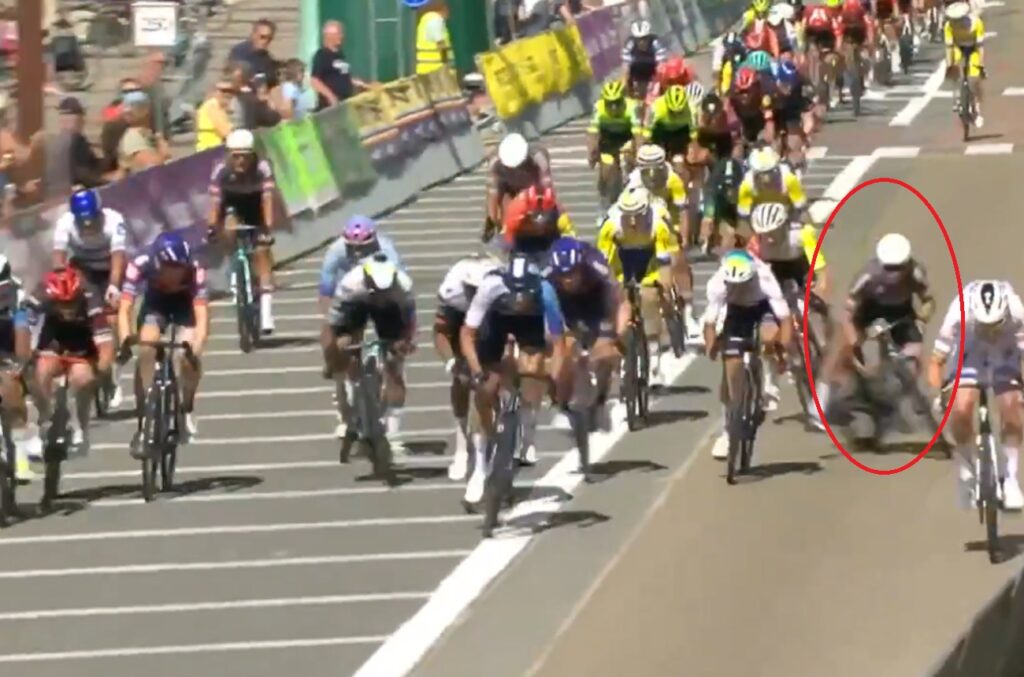 Jasper Philipsen a fr&ocirc;l&eacute; la catastrophe lors du sprint de la 1e &eacute;tape du Tour de Belgique 2025 (vid&eacute;o)