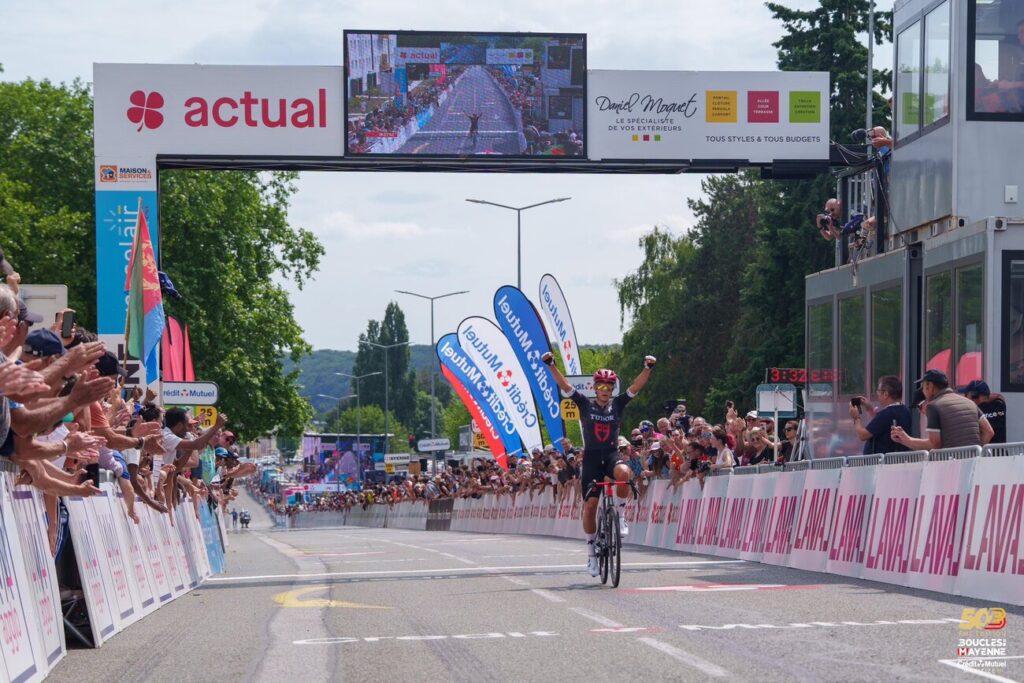 Le gros num&eacute;ro de Marius Mayrhofer qui remporte en solitaire la 3e et derni&egrave;re &eacute;tape des Boucles de la Mayenne 2025