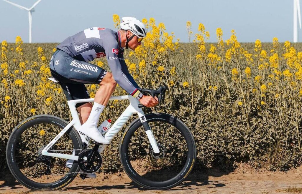 Mathieu van der Poel au d&eacute;part du Crit&eacute;rium du Dauphin&eacute; 2025 !