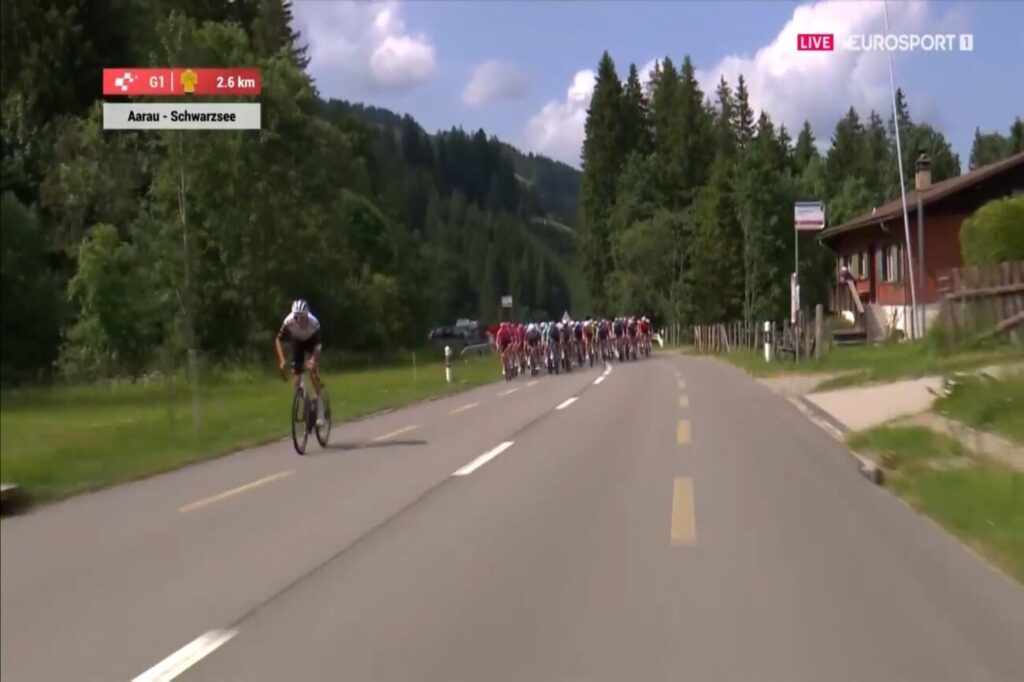 Mikkel Bjerg tacle son &eacute;quipier Jan Christen au terme de la 2e &eacute;tape du Tour de Suisse 2025