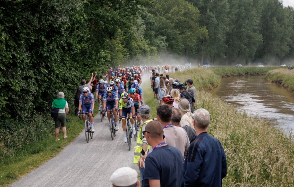 La pr&eacute;sentation d&rsquo;A Travers le Hageland&nbsp;2025 : parcours, engag&eacute;s, diffusion TV
