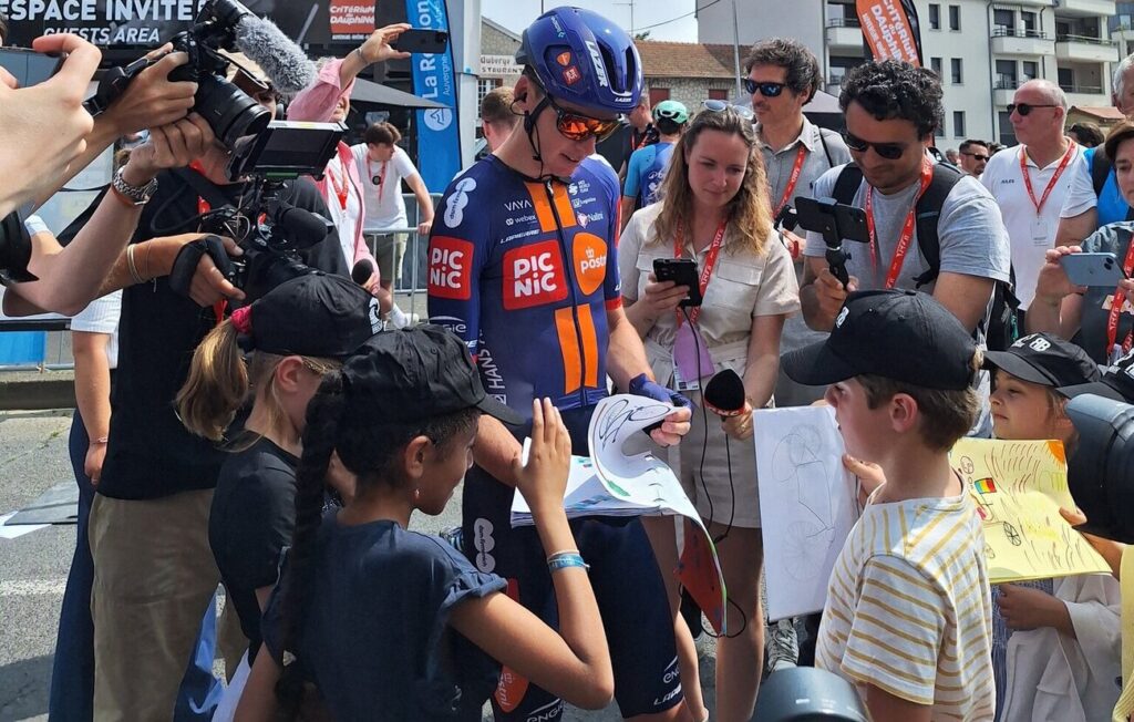 Romain Bardet mis &agrave; l&rsquo;honneur &agrave; Brioude au d&eacute;part de la 3e &eacute;tape du Crit&eacute;rium du Dauphin&eacute; 2025
