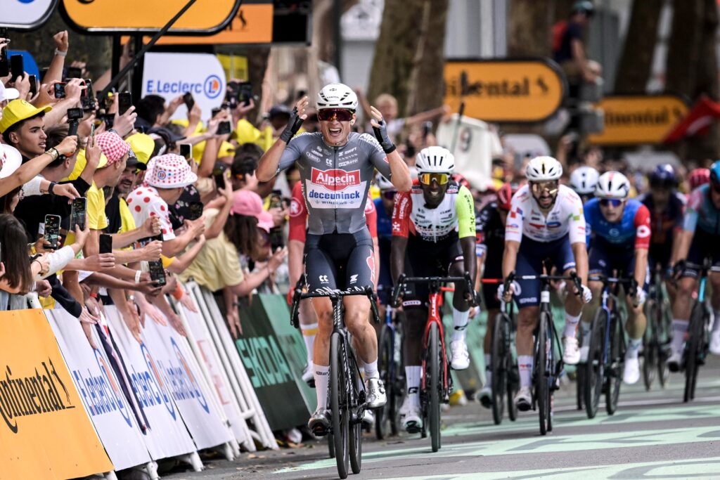 Jasper Philipsen ouvre le bal sur la 1e &eacute;tape du Tour de France 2025
