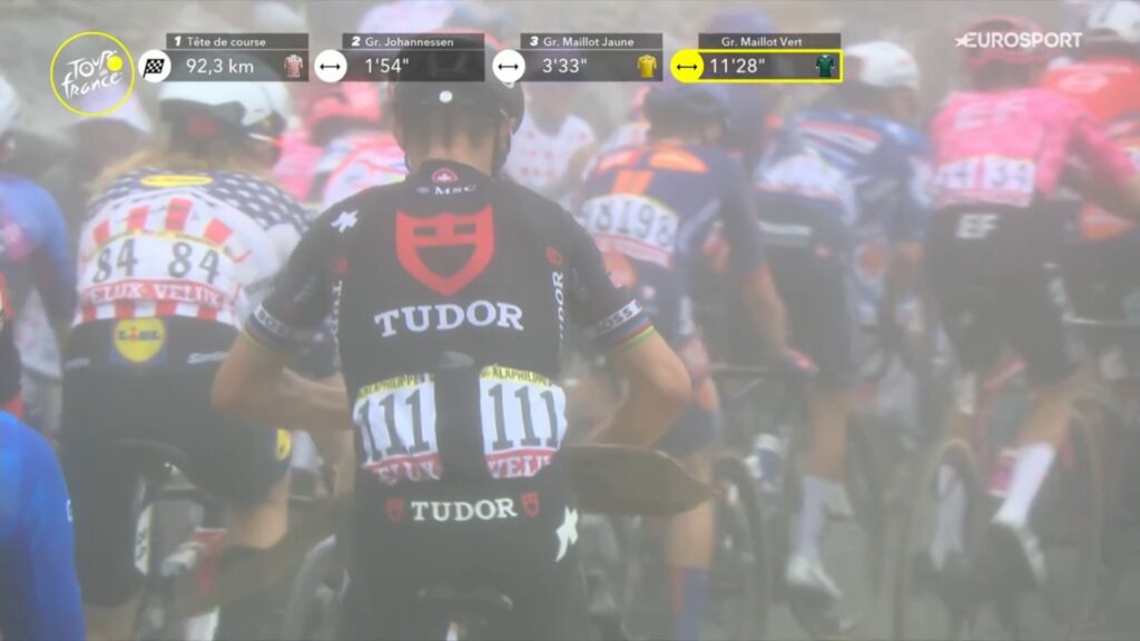Quand Julian Alaphilippe transforme la pancarte d&rsquo;une spectatrice en coupe-vent sur la 14e &eacute;tape du Tour de France 2025 (vid&eacute;o)