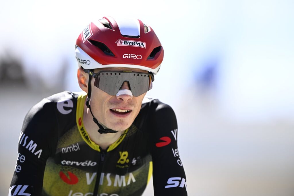 Un photographe fait chuter Jonas Vingegaard &agrave; l&rsquo;arriv&eacute;e de la 16e &eacute;tape du Tour de France 2025