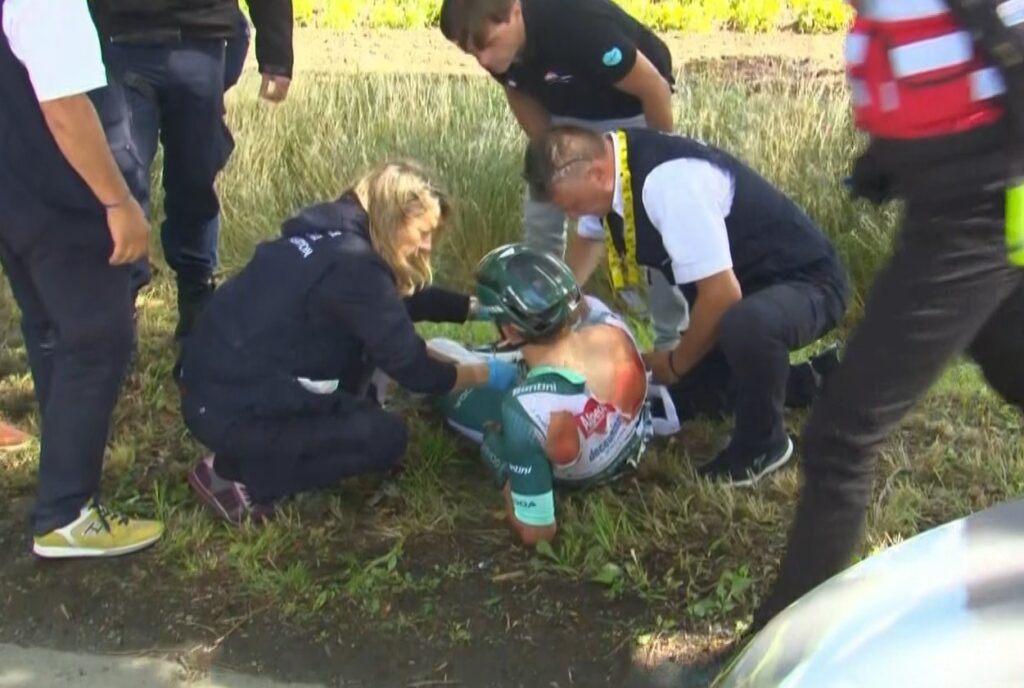 Jasper Philipsen abandonne sur la 3e &eacute;tape du Tour de France 2025, apr&egrave;s une lourde chute