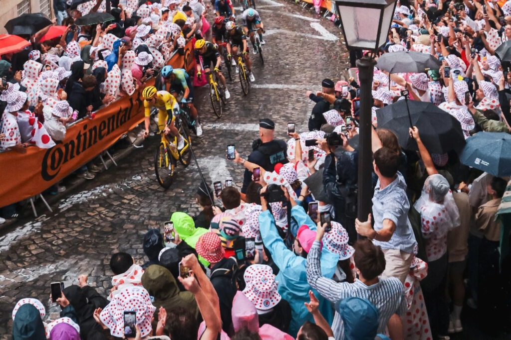 Des clous jet&eacute;s dans la rue Lepic lors de la 21e &eacute;tape du Tour de France 2025