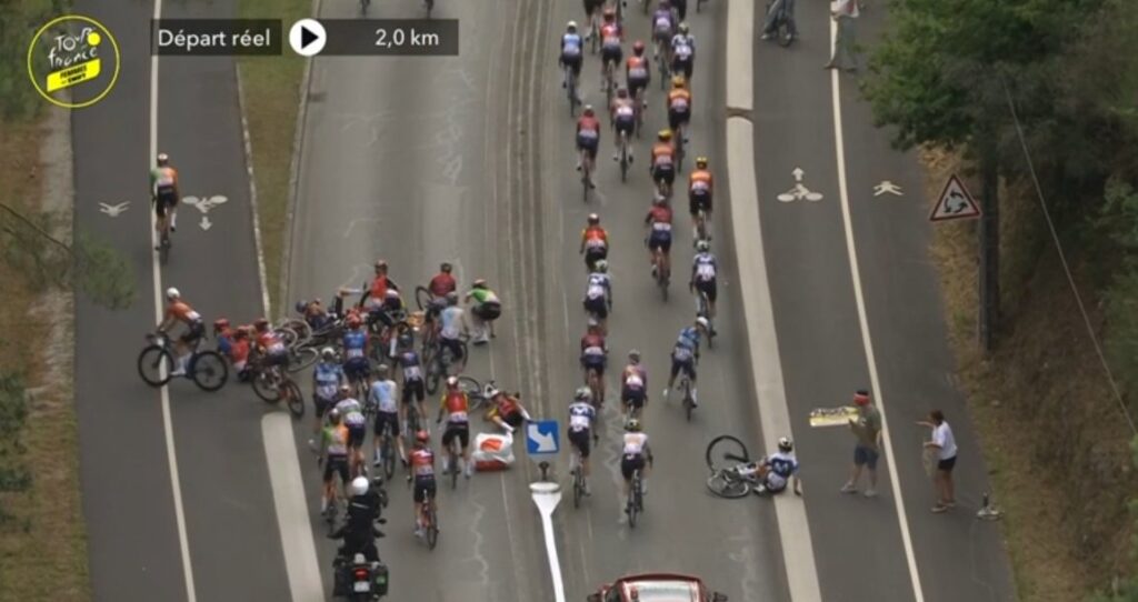 DIRECT : Une chute implique plusieurs coureuses dont Juliette Labous lors de la 1re &eacute;tape du Tour de France Femmes 2025