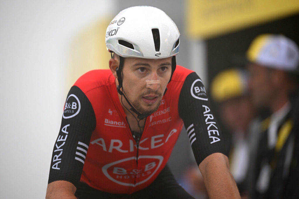 Carton jaune et amende pour le conducteur sur la 19e &eacute;tape du Tour de France 2025