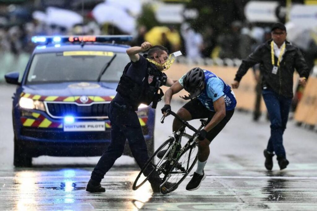 Un intrus sur la ligne, un CRS au sol : agitation avant le sprint &agrave; Valence