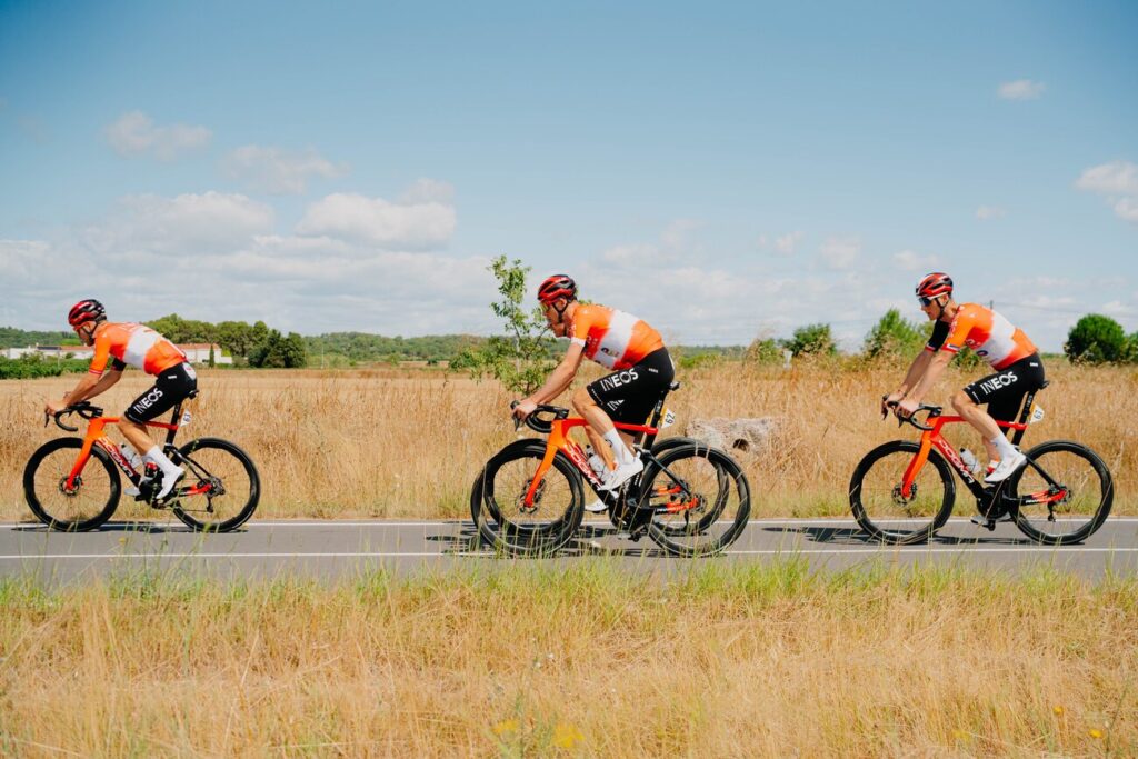 Soigneur chez INEOS Grenadiers, David Rozman quitte le Tour de France 2025, rattrap&eacute; par une affaire li&eacute;e au dopage