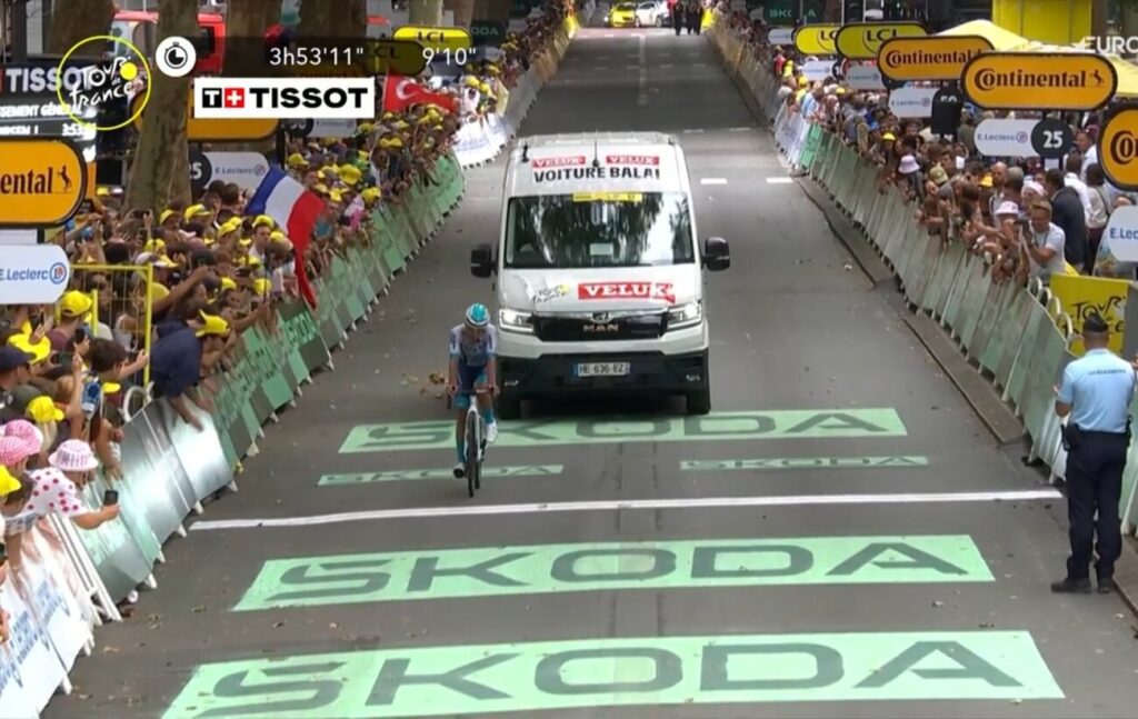 Le gros jour &laquo;&nbsp;sans&nbsp;&raquo; de Lenny Martinez, arriv&eacute; dernier au terme de la 1e &eacute;tape du Tour de France 2025