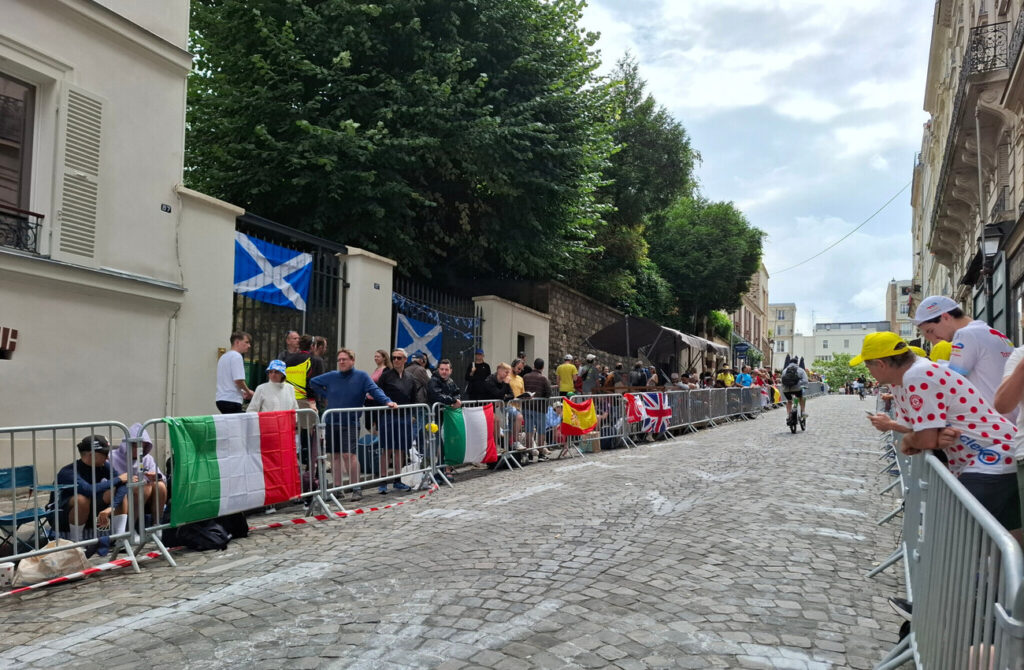 Montmartre pris d&rsquo;assaut tr&egrave;s t&ocirc;t ce matin pour la 21e &eacute;tape du Tour de France 2025