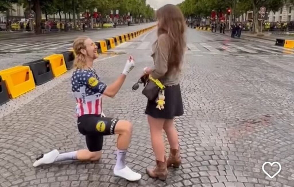 Quinn Simmons c&eacute;l&egrave;bre la fin du Tour de France 2025 par une demande en mariage surprise