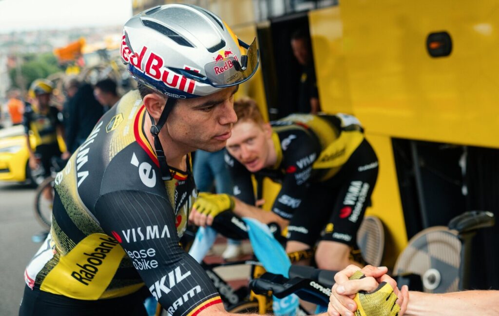 Wout van Aert incapable de r&eacute;pondre pr&eacute;sent &agrave; Boulogne-sur-Mer lors de la 2e &eacute;tape du Tour de France 2025