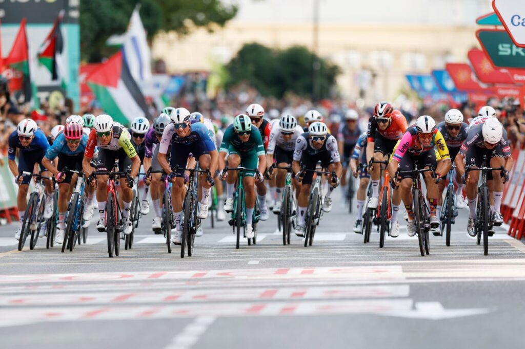Jasper Philipsen r&eacute;cidive sur la 8e &eacute;tape de La Vuelta 2025