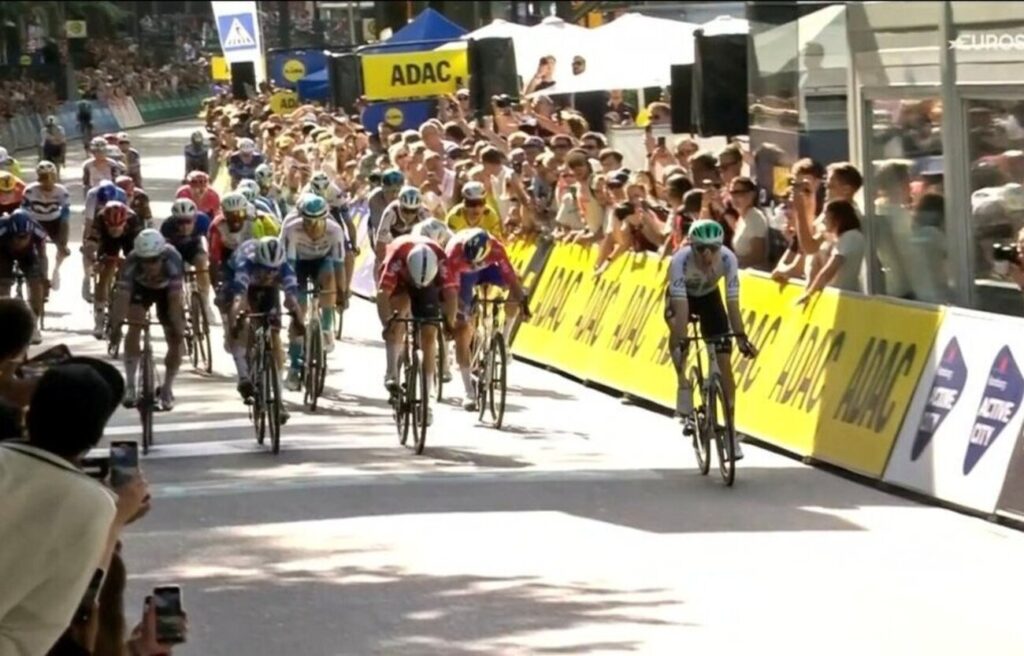 Le jour de gloire de Rory Townsend qui s&rsquo;offre l&rsquo;ADAC Cyclassics 2025, Paul Magnier 3e !