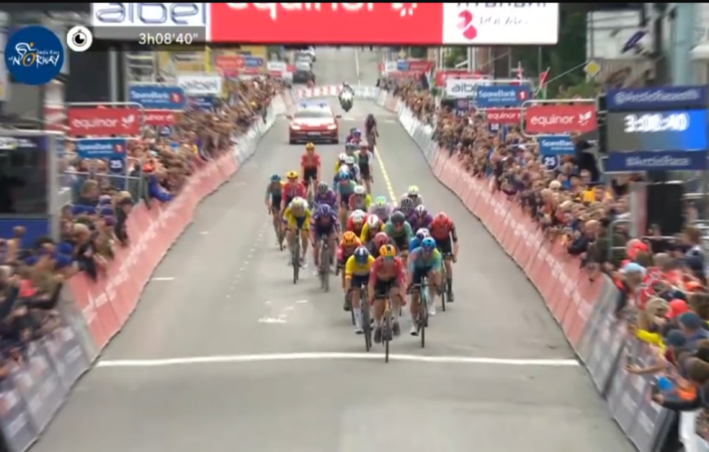 Fredrik Dversnes remporte la 4e et derni&egrave;re &eacute;tape de l&rsquo;Arctic Race of Norway 2025, Corbin Strong remporte le g&eacute;n&eacute;ral