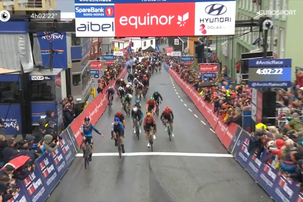 Corbin Strong au sprint sur la 1re &eacute;tape de l&rsquo;Arctic Race of Norway 2025