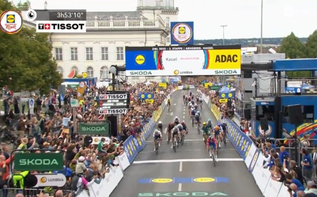 S&oslash;ren W&aelig;renskjold remporte la 3e &eacute;tape du Tour d&rsquo;Allemagne 2025 apr&egrave;s le d&eacute;classement de Danny van Poppel