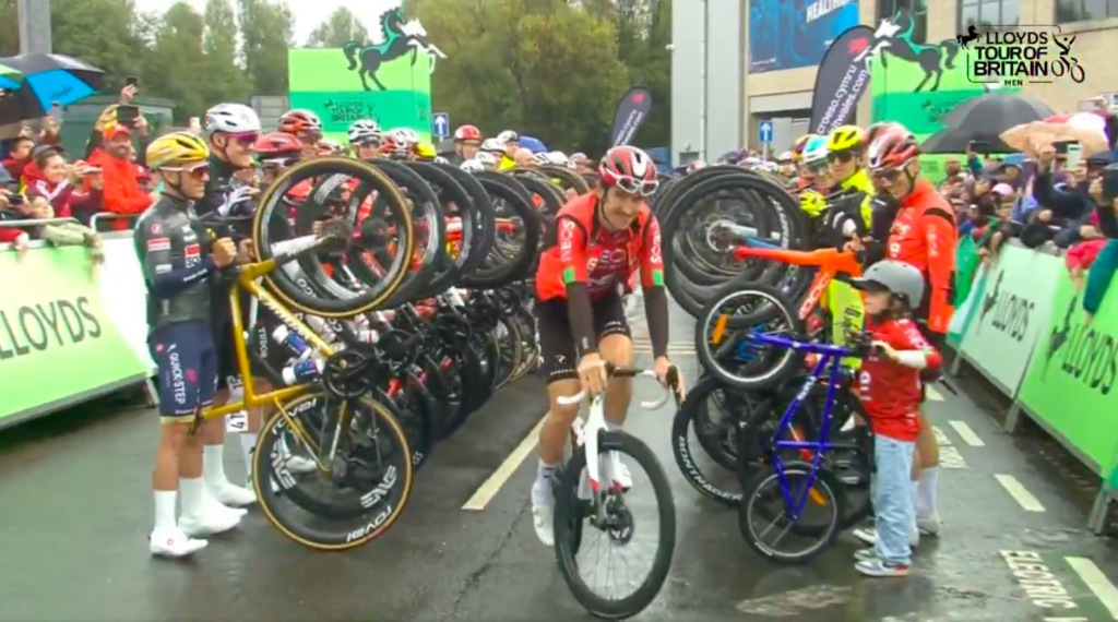 Le peloton rend hommage &agrave; Geraint Thomas sur le Tour de Grande-Bretagne 2025 (Vid&eacute;o)
