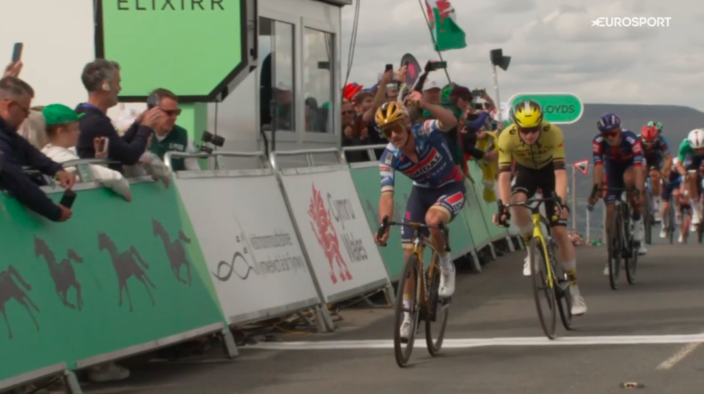 Remco Evenepoel s&rsquo;impose au sommet sur la 5e &eacute;tape du Tour de Grande-Bretagne 2025