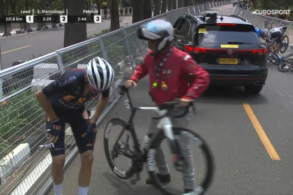 DIRECT : Une grosse chute envoie plusieurs coureurs au sol sur les Championnats du Monde 2025 (vid&eacute;o)