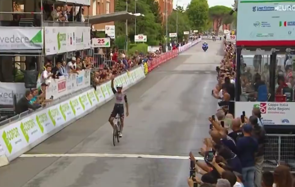 Un impressionnant Isaac del Toro s&rsquo;offre le Tour de Toscane 2025 en solitaire