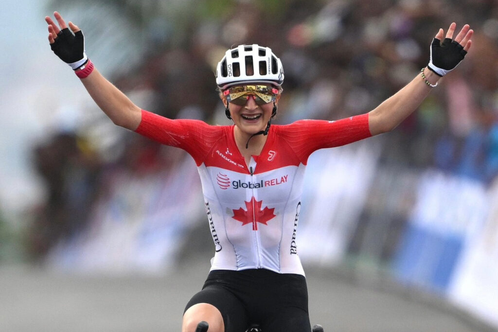 Magdeleine Vallieres triomphe &agrave; la surprise g&eacute;n&eacute;rale sur la course en ligne Femmes des Championnats du Monde 2025