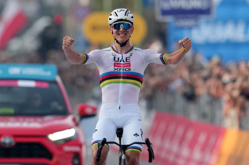 Tadej Pogacar re&ccedil;u 5 sur 5 au Tour de Lombardie 2025