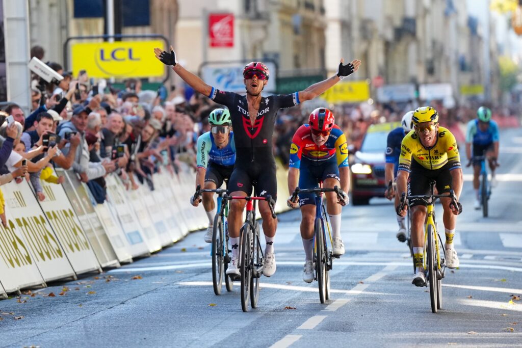 Matteo Trentin s&rsquo;impose &agrave; l&rsquo;exp&eacute;rience sur Paris-Tours 2025