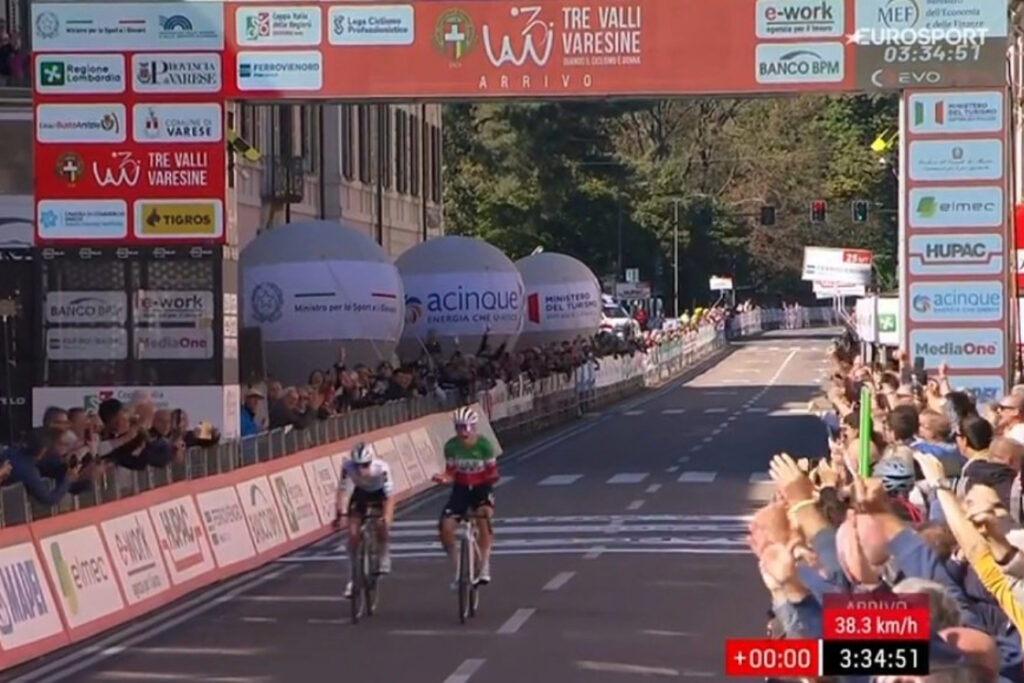 Elisa Longo Borghini r&egrave;gle au sprint Demi Vollering et s&rsquo;impose sur les Trois Vall&eacute;es Var&eacute;sines 2025