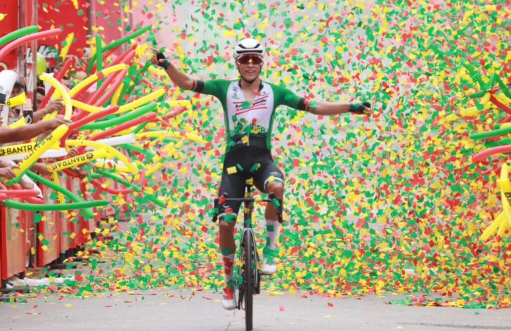 Le vainqueur de la 5e &eacute;tape du Tour du Guatemala disqualifi&eacute; pour s&rsquo;&ecirc;tre accroch&eacute; &agrave; des v&eacute;hicules