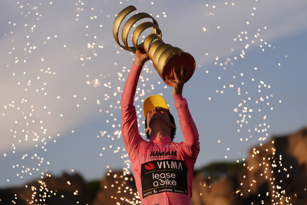 Simon Yates veut d&eacute;fendre son titre sur le Giro 2026 : &laquo;&nbsp;Les courses italiennes sont diff&eacute;rentes des autres&nbsp;&raquo;