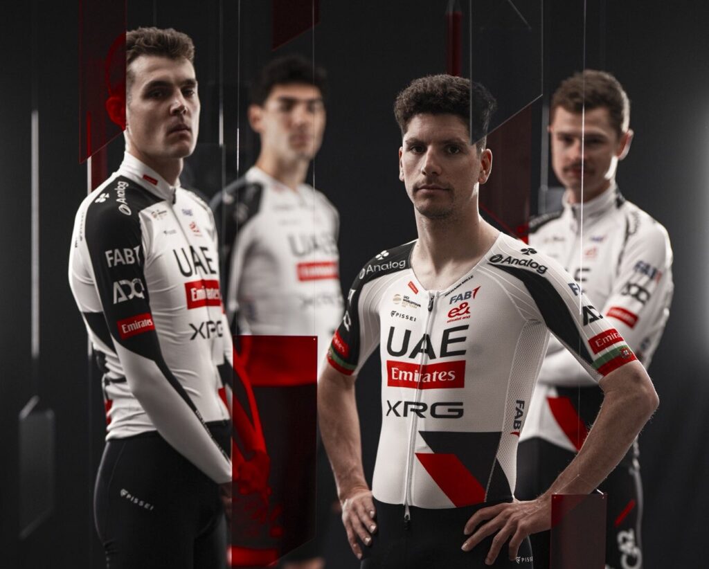 UAE Team Emirates XRG r&eacute;v&egrave;le son nouveau maillot pour la saison 2026