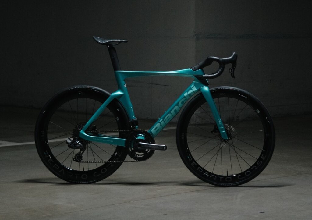 Bahrain Victorious sur des v&eacute;los Bianchi en 2026